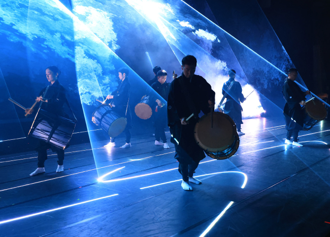 Démonstration de tambour taiko japonais par Iyasaka Project