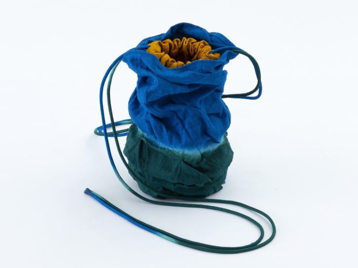 Pochette en soie bleue yonezawa-ori