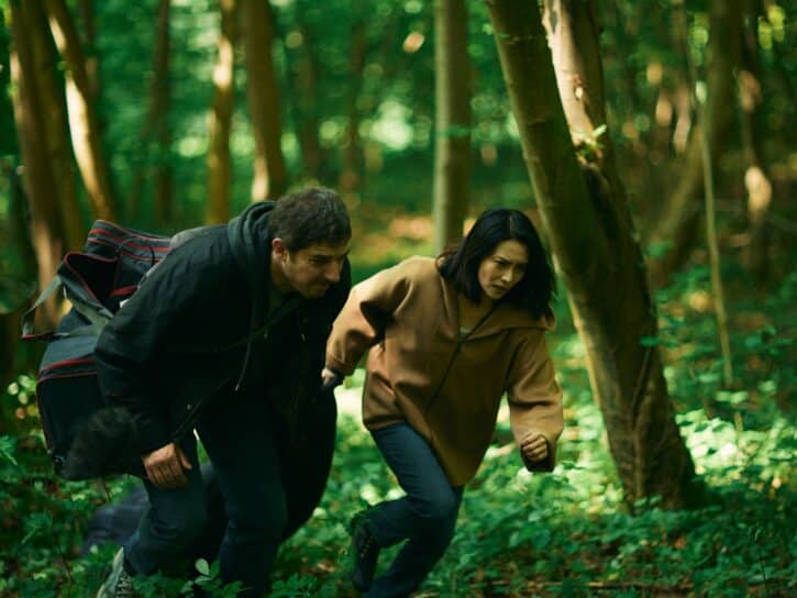 Extrait de La Voie du serpent de Kiyoshi Kurosawa : les deux personnages principaux courent en forêt