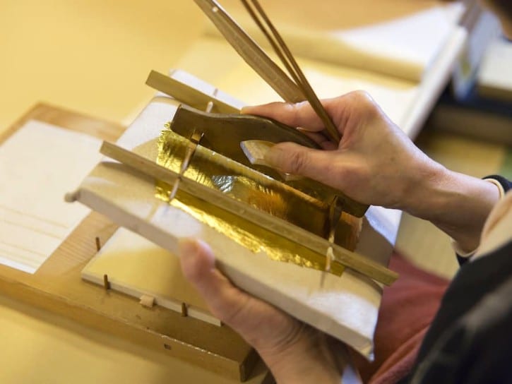 L'art du transfert de feuille d'or entsuke