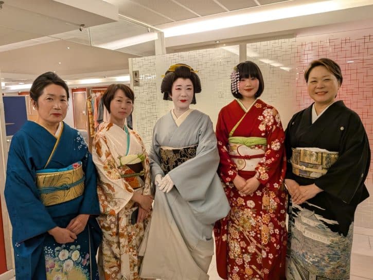 Les artistes de Kamigata-mai après la représentation